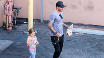Harper, filha de David e Victoria Beckham, passeia com roupa de ginástica ao lado do pai - AKM-GSI/Splash