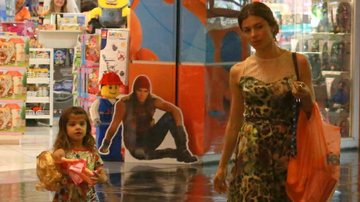 Grazi Massafera se diverte com Sofia em loja de brinquedos - Dilson Silva/AgNews