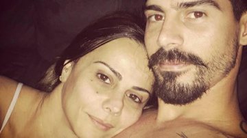 Sem maquiagem, Viviane Araújo posa na cama com o noivo - Instagram/Reprodução