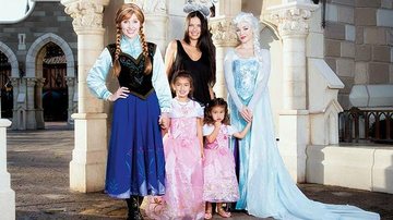 Adriana Lima com as filhas na Disney - GREGG NEWTON