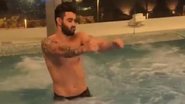 Só de sunguinha, Gusttavo Lima faz dança sensual em piscina - Facebook/Reprodução