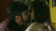 Grego (Caio Castro) e Margot (Maria Casadevall) se beijam na novela I Love Paraisópolis - TV Globo/Reprodução