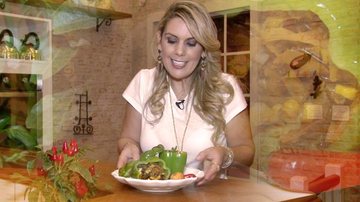 Aprenda uma deliciosa receita vegetariana com a chef Isa Souza. Pimentão recheado com legumes e arroz selvagem. - Caras Digital