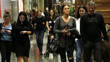 Bruna Marquezine passeia com os pais e a irmã em shopping no Rio - Marcos Ferreira/PhotoRioNews