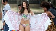 Juliana Paiva grava na praia - André Freitas / AgNews