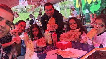 Luciano come pastel em feira com as filhas e a mulher - Instagram/Reprodução