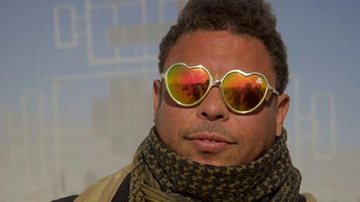 Ronaldo posa com óculos de coração no meio do deserto - Reprodução/ Instagram