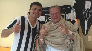 Internado com pneumonia, Chico Pinheiro assiste jogo de futebol em hospital - Twitter/Reprodução