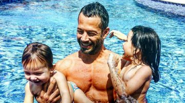 Malvino Salvador se diverte em piscina com as filhas Ayra e Sofia - Instagram/Reprodução