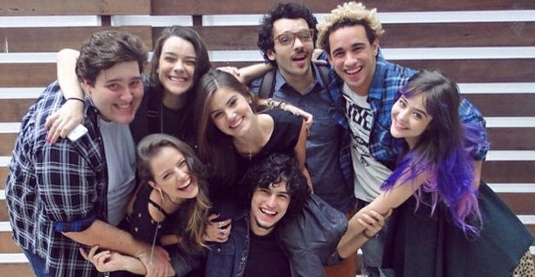Camila Queiroz com o elenco de 'Verdades Secretas' - Reprodução TV Globo