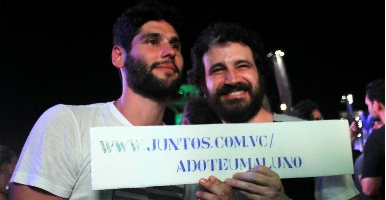 Caco Ciocler faz campanha do bem em festival de música no Rio e Dudu Azevedo apoia a causa - GRAÇA PAES /PHOTO RIO NEWS