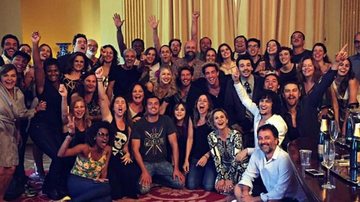 Camila Queiroz posa com o elenco de 'Verdades Secretas' - Reprodução/ Instagram