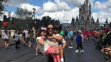 Carol Celico com os filhos Luca e Isabella na Disney - Instagram/Reprodução