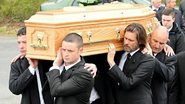 Jim Carrey carrega caixão de Cathriona White durante funeral na Irlanda - AKM-GSI/Splash