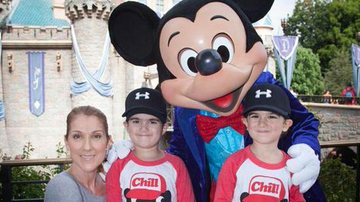 Céline Dion posou com os filhos Eddy e Nelson, de 4 anos, ao lado do Mickey, na Disney - Reprodução