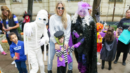 Adriane Galisteu comemora Halloween antecipado ao lado do filho, Vittorio - Ali Karakas