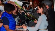 Angelina Jolie e Brad Pitt atendem fãs em première - AKM-GSI