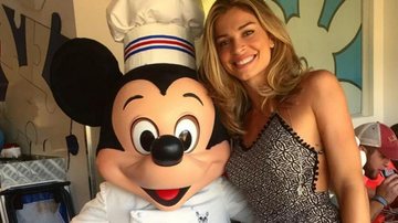 Na Disney, Grazi Massafera posa com o Mickey - Reprodução/ Instagram