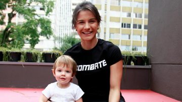 Kyra Gracie posa sorridente com a filha Ayra - Marcos Ribas/PhotoRioNews