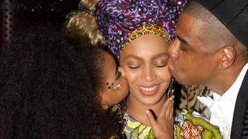 Beyoncé recebe beijo de Blue e Jay Z - Reprodução