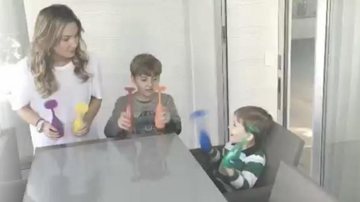 Claudia Leitte mostra os filhos fazendo batuque com taças na mesa - Instagram/Reprodução
