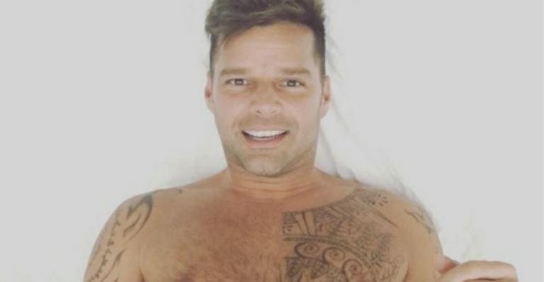 Ricky Martin posa sem camisa na cama e ganha chuva de elogios Não podia estar melhor