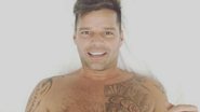 Ricky Martin posa sem camisa na cama - Instagram/Reprodução