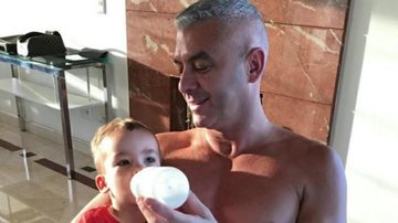 Alexandre Correa com o filho no colo - Instagram/Reprodução