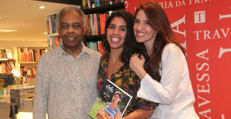 Bela Gil lança novo livro com família e amigos - Graça Paes / Brazil News