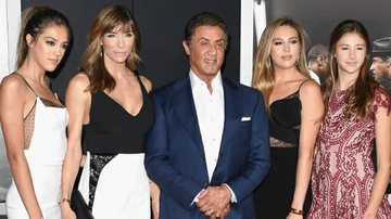Filhas de Sylvester Stallone impressionam pela beleza em première nos EUA - Getty Images
