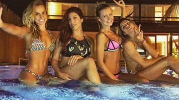 Ana Paula Siebert faz a festa com amigas em piscina - Instagram/Reprodução