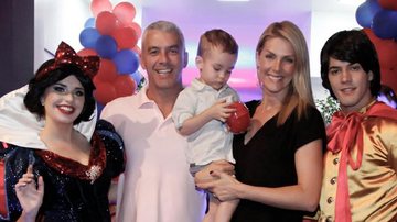 Filho de Ana Hickmann se diverte em festa infantil - Marcos Ribas/Brazil News