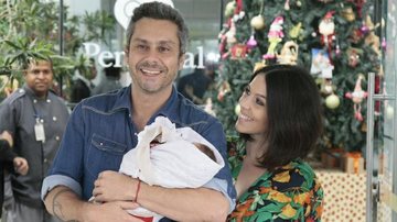 Alexandre Nero e Karen Brusttolin deixam a maternidade com Noá no colo - Jonhnson Parraguez/Brazil News