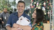 Alexandre Nero e Karen Brusttolin deixam a maternidade com Noá no colo - Jonhnson Parraguez/Brazil News