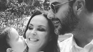 Carolina Ferraz com a filha Isabel e o marido, Marcelo Marins - Instagram/Reprodução