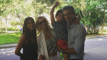 Flávia Alessandra com a família - Reprodução / Instagram