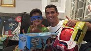 Cristiano Ronaldo presenteia o filho no Dia de Reis - Reprodução/Instagram