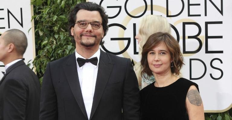 Wagner Moura e a mulher, Sandra Delgado, no red carpet da premiação - Getty Images
