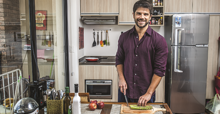 Na cozinha, o ator prepara uma salada de aspargos. - Rogério Pallatta