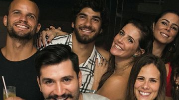 Deborah Secco com Hugo Moura e amigos - Raphael Mesquita/ Divulgação