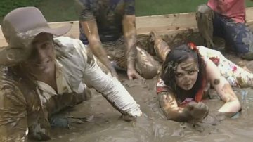 Mônica Iozzi e Otaviano Costa se divertem na lama durante o Vídeo Show - TV Globo/Reprodução