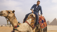 O ator passeia de camelo no Planalto de Gizé, diante das pirâmides, no Cairo. - LUDGERO GABRIEL DRONOMUS