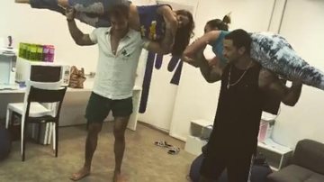 Lucas Lucco e Felipe Titto mostram força e levantam atrizes de Malhação nos braços - Instagram/Reprodução