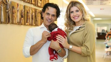 João Marcello Bôscoli deixa a maternidade com Juliana D'Agostini e o filho, André - Manuela Scarpa/BrazilNews
