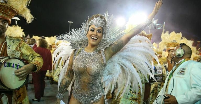À frente da bateria da Unidos de Vila Maria, Dani Bolina brilha no carnaval - Manuela Scarpa e Amauri Nehn/Brazil News