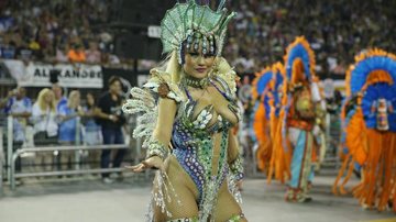 Ellen Rocche exibe corpão em desfile da Rosas de Ouro - BrazilNews