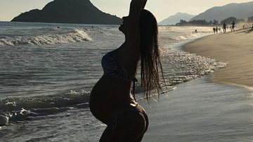 Adriana Sant'Anna exibe barrigão na praia - Instagram/Reprodução