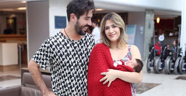 Sandro Pedroso e Jéssica Costa deixam a maternidade com o filho, Noah - Thalita Castanha