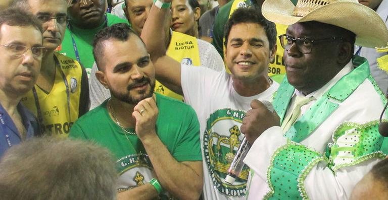 Zezé Di Camargo e Luciano levam a família para desfile na Sapucaí - André Moreira / Brazil News