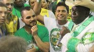 Zezé Di Camargo e Luciano levam a família para desfile na Sapucaí - André Moreira / Brazil News